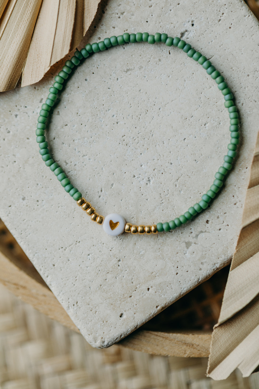 weiß-goldenes Herz Perlenarmband in Grün