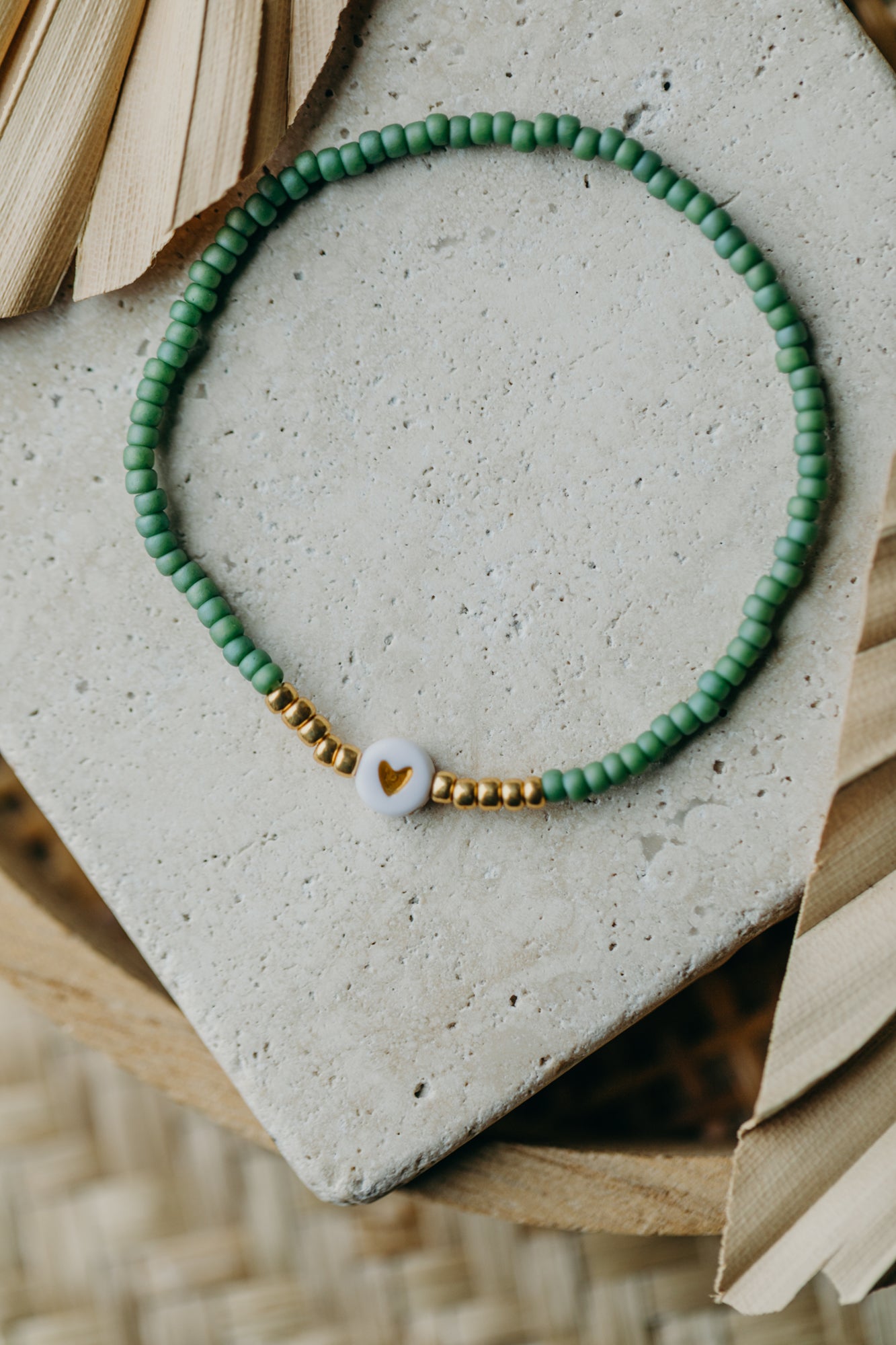 weiß-goldenes Herz Perlenarmband in Grün
