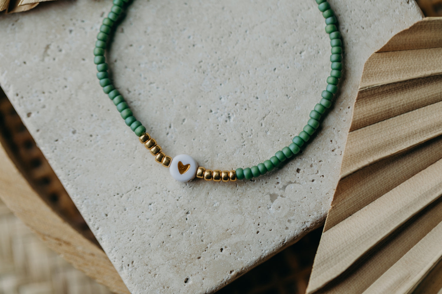 weiß-goldenes Herz Perlenarmband in Grün