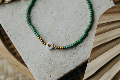 weiß-goldenes Herz Perlenarmband in Grün