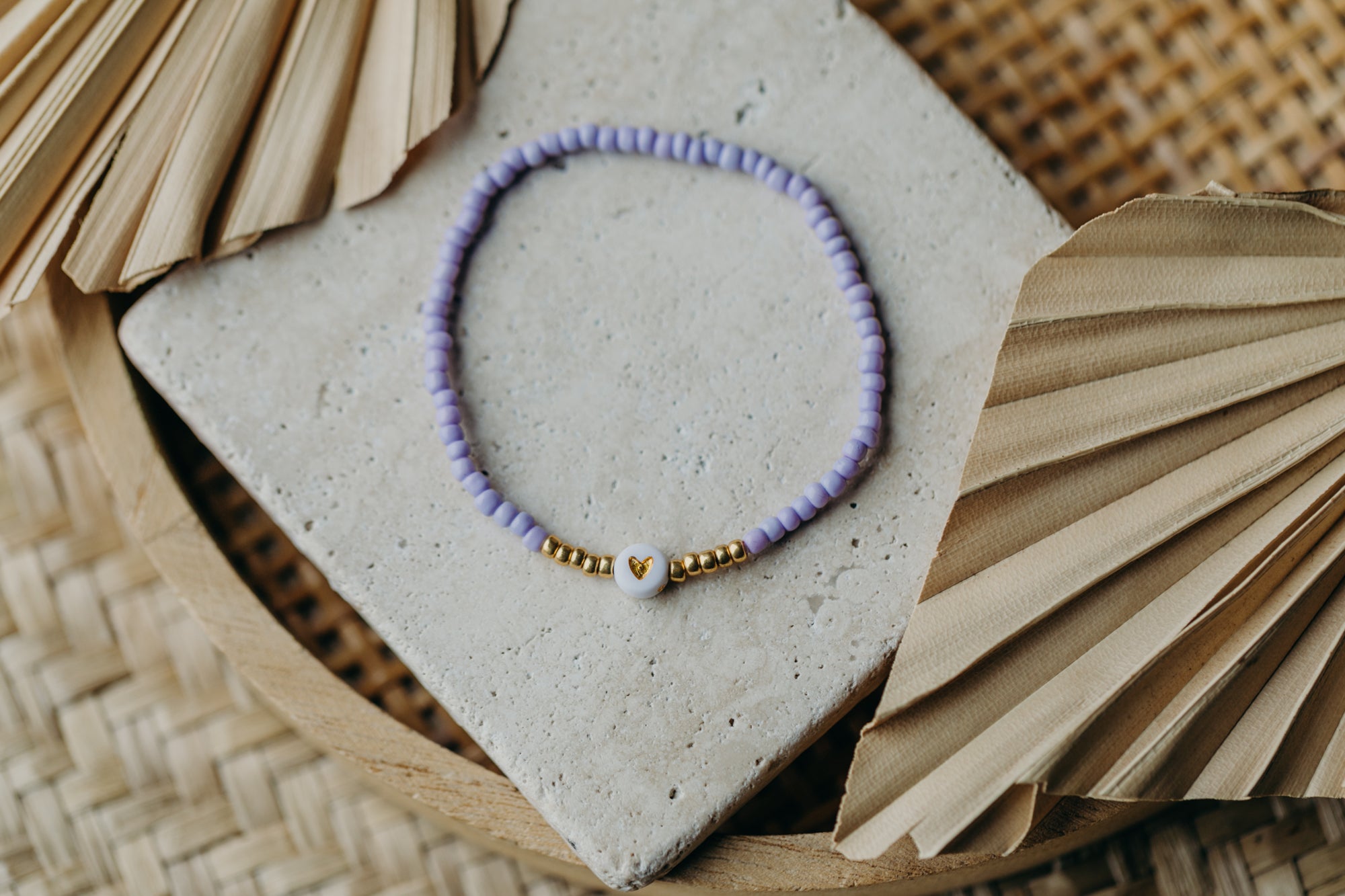 weiß-goldenes Herz Perlenarmband in hellem Lila