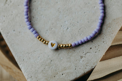 weiß-goldenes Herz Perlenarmband in hellem Lila