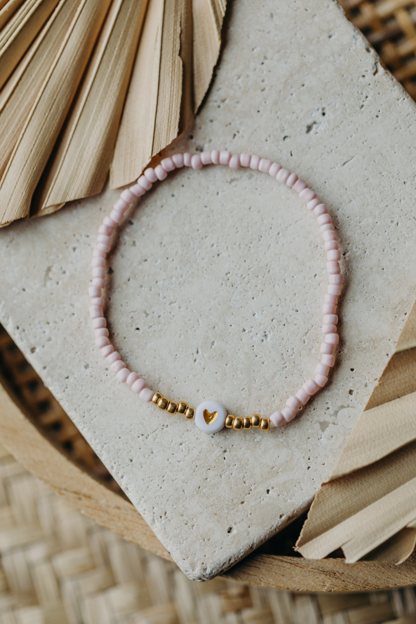 weiß-goldenes Herz Perlenarmband in hellem rosa