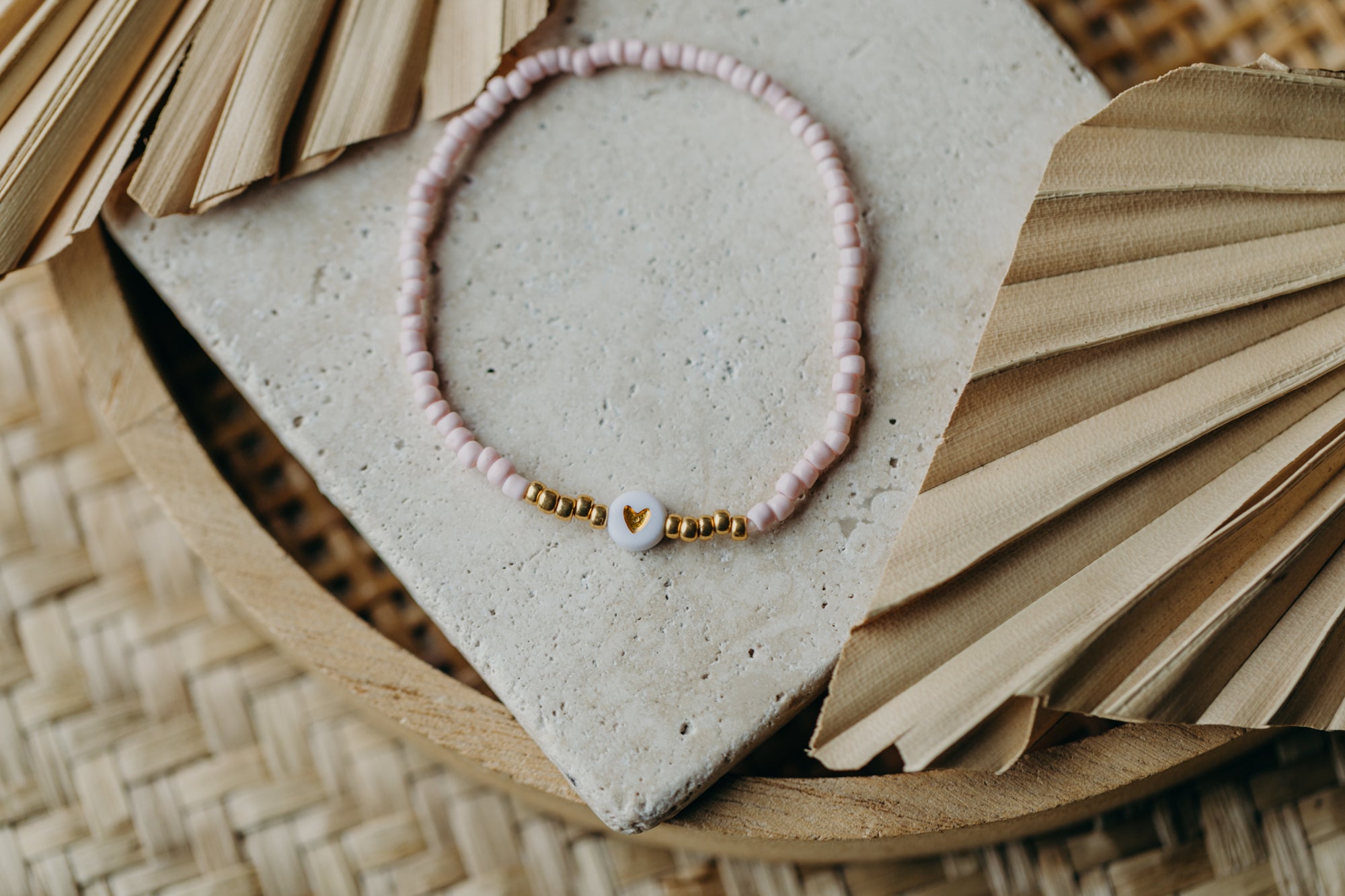 weiß-goldenes Herz Perlenarmband in hellem rosa