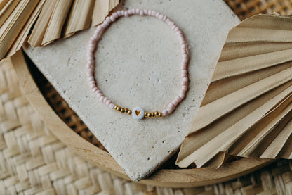 weiß-goldenes Herz Perlenarmband in hellem rosa