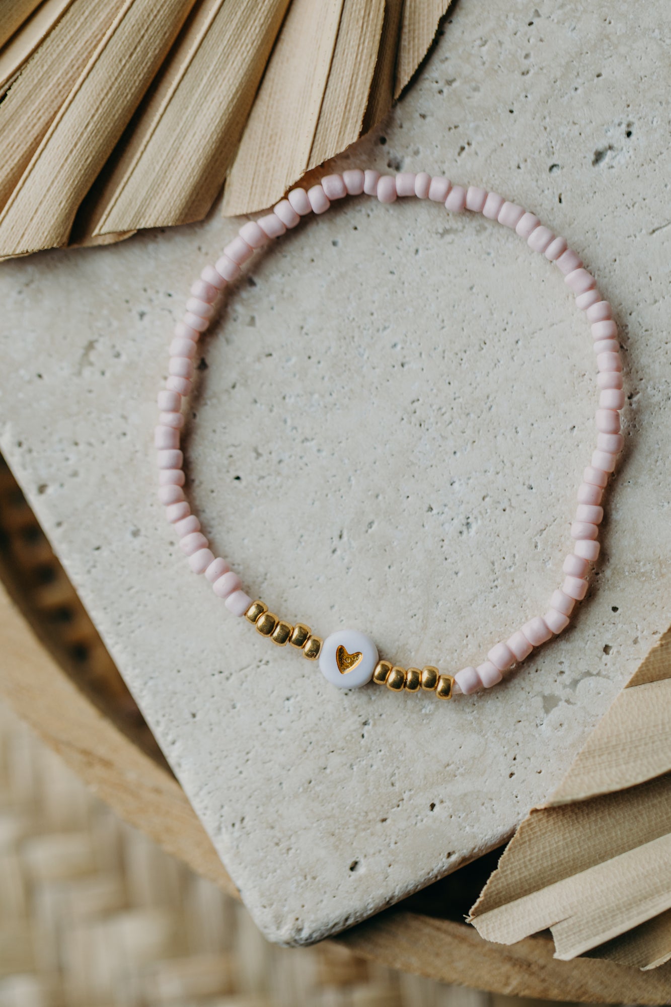 weiß-goldenes Herz Perlenarmband in hellem rosa
