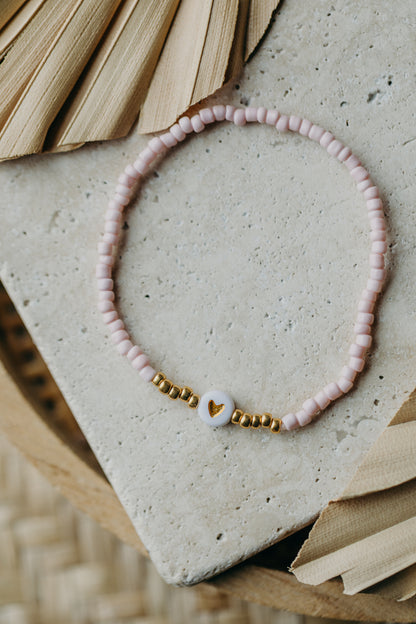 weiß-goldenes Herz Perlenarmband in hellem rosa