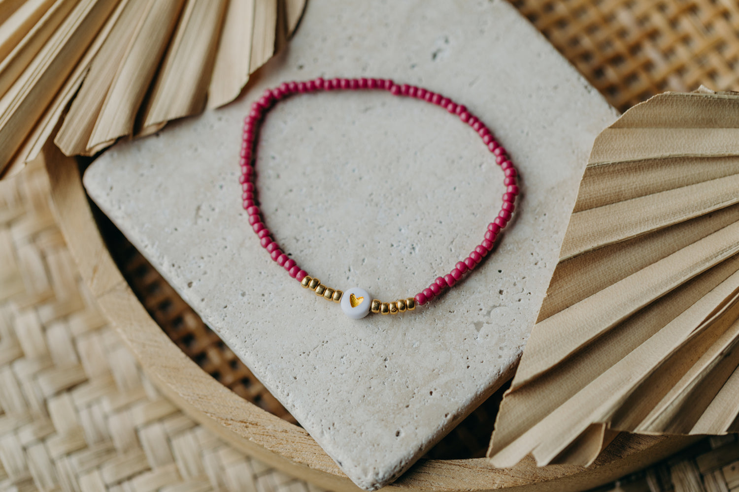 weiß-goldenes Herz Perlenarmband in himbeere