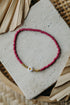 weiß-goldenes Herz Perlenarmband in himbeere