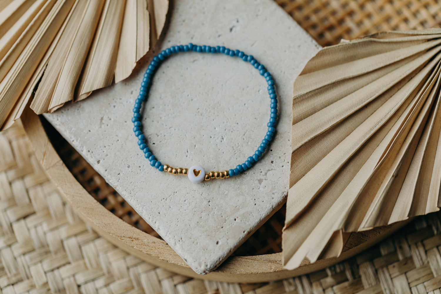 weiß-goldenes Herz Perlenarmband in Hortensienblau