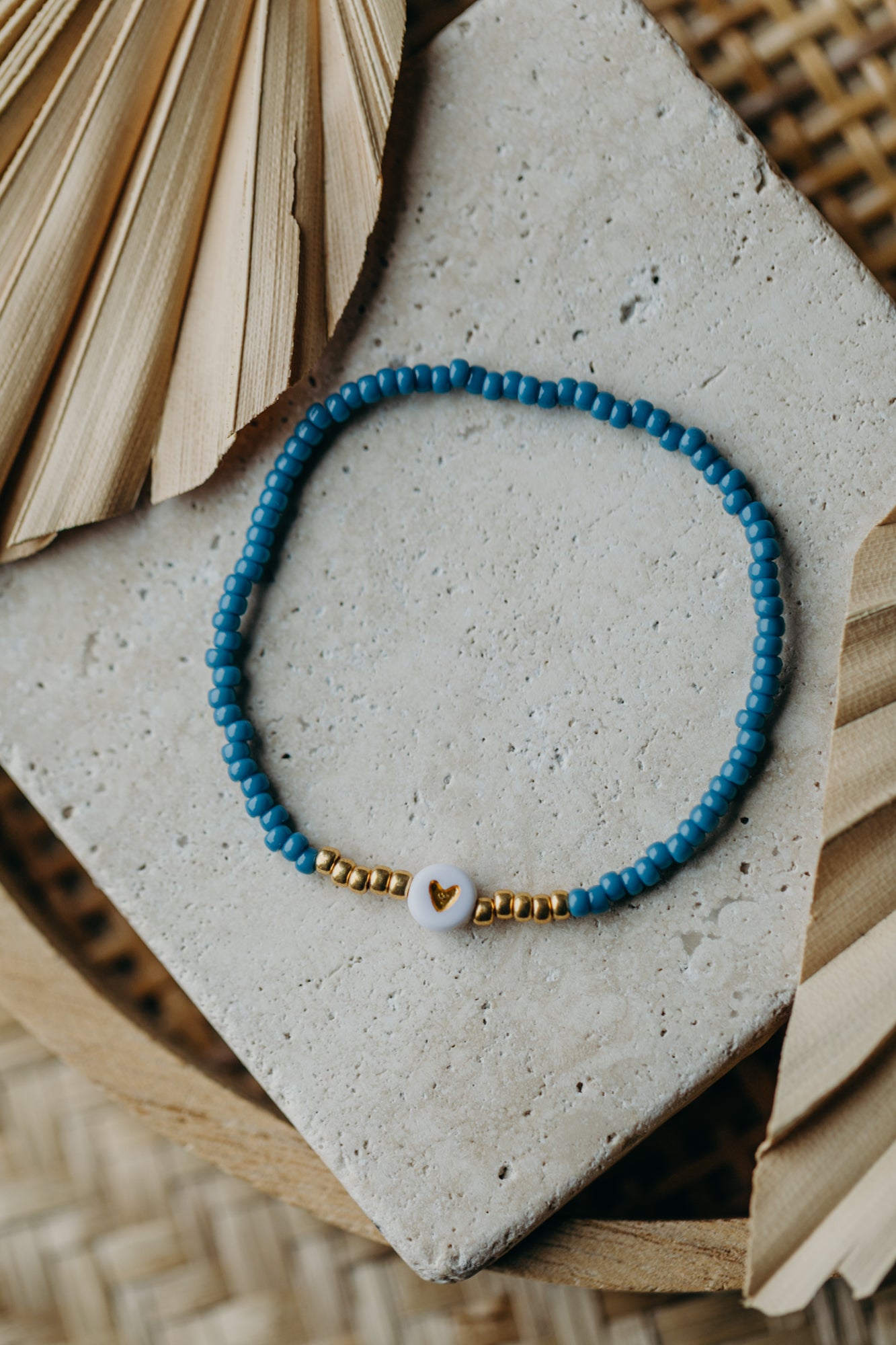 weiß-goldenes Herz Perlenarmband in Hortensienblau