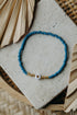 weiß-goldenes Herz Perlenarmband in Hortensienblau