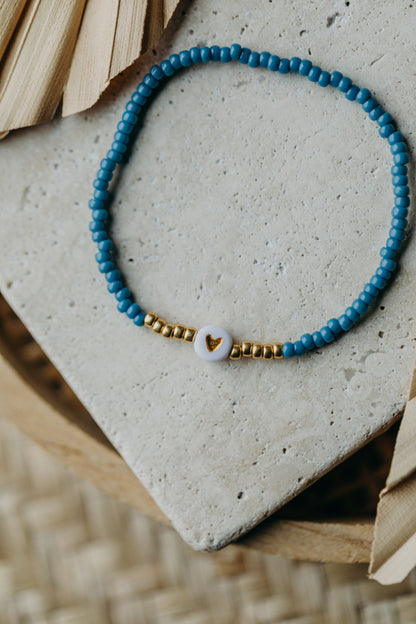 weiß-goldenes Herz Perlenarmband in Hortensienblau