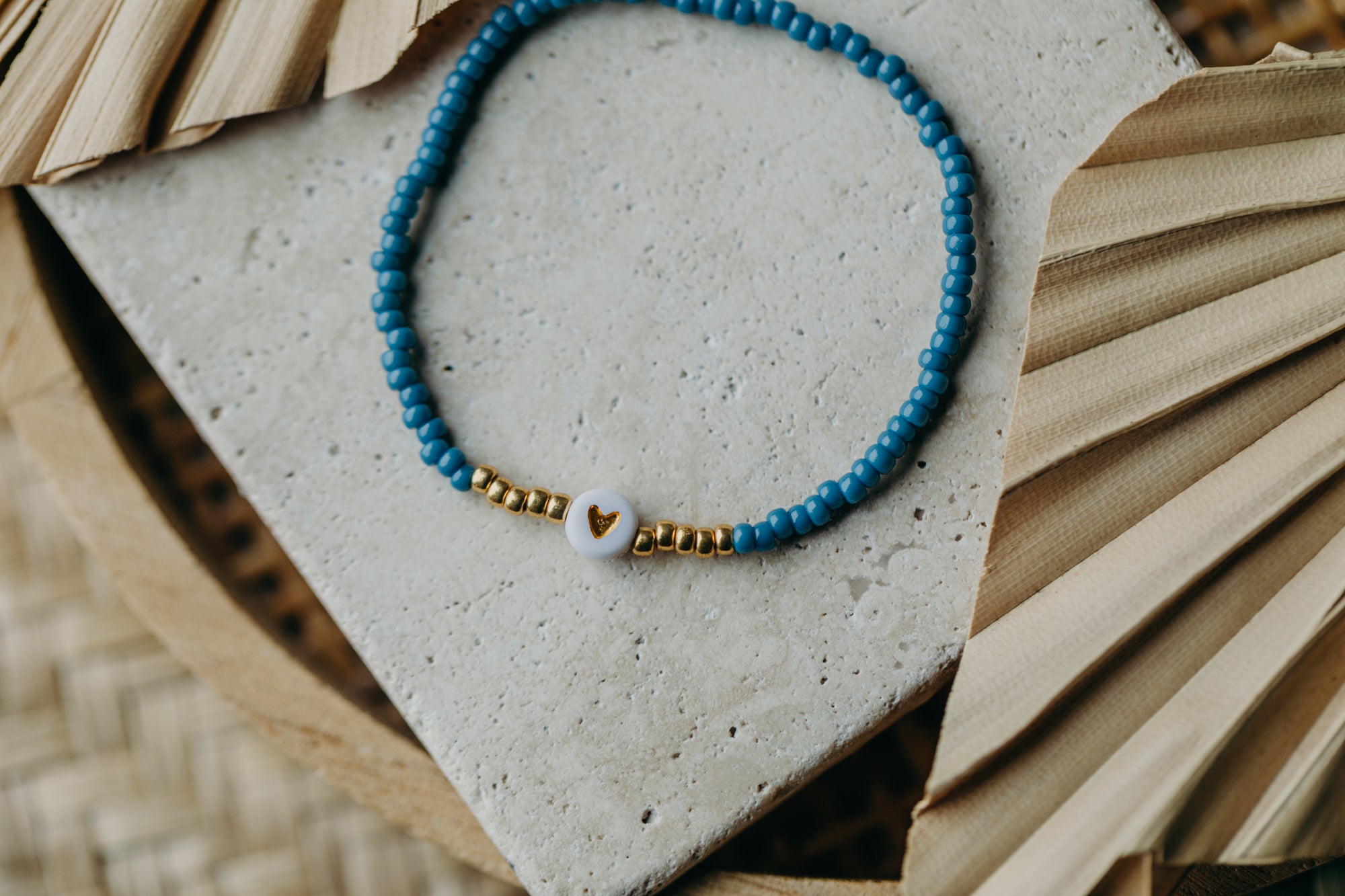 weiß-goldenes Herz Perlenarmband in Hortensienblau