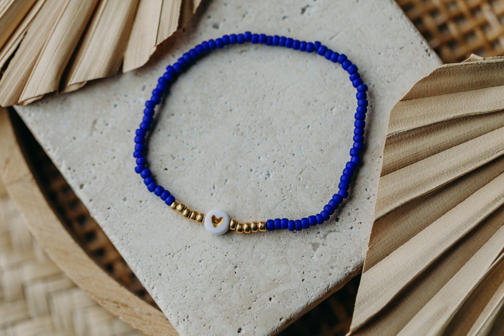 weiß-goldenes Herz Perlenarmband in kornblumenblau