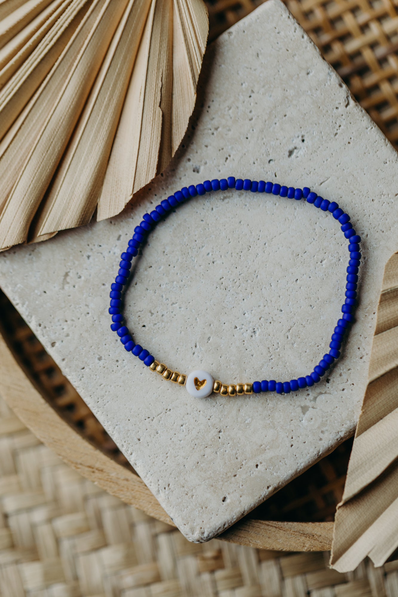 weiß-goldenes Herz Perlenarmband in kornblumenblau