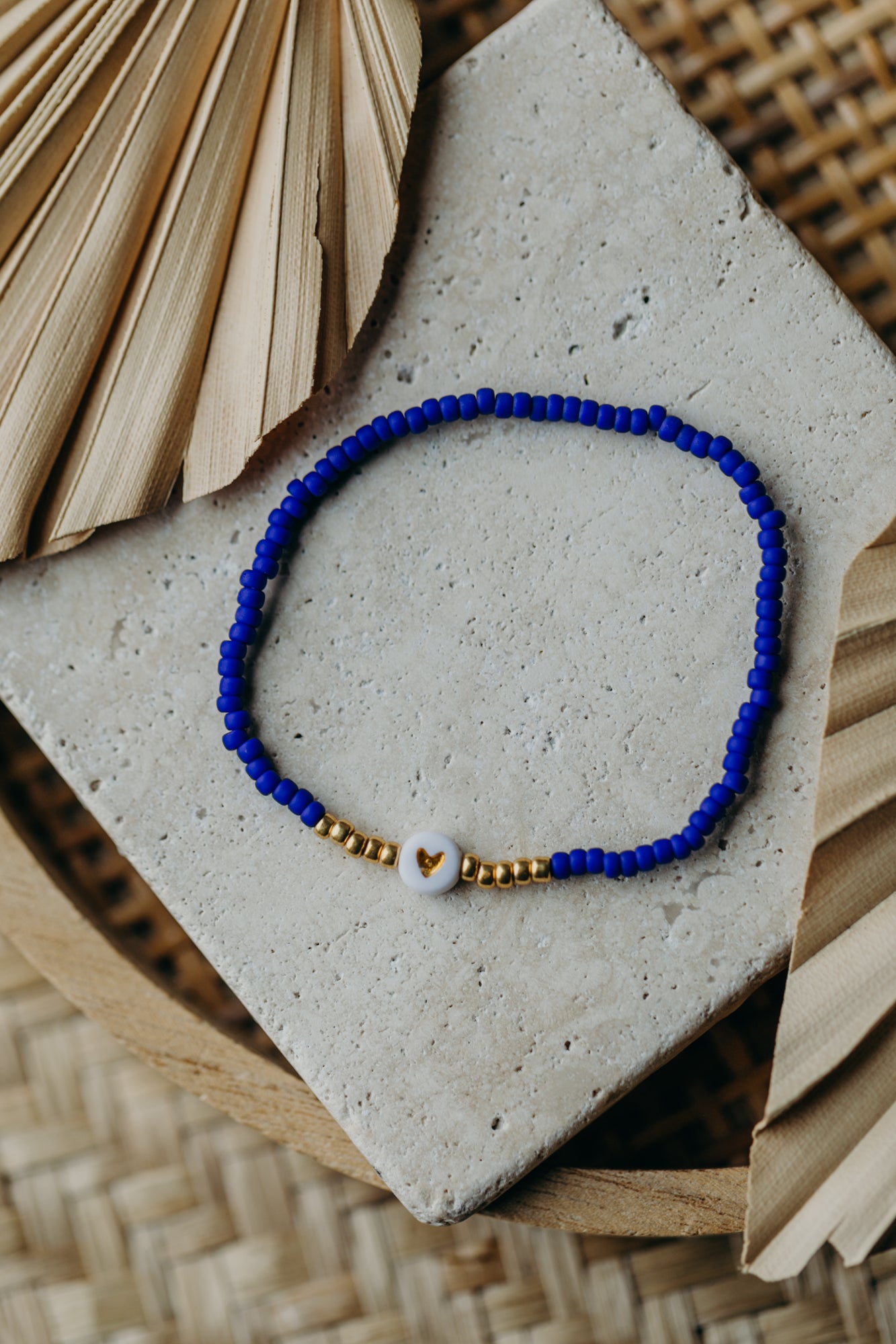 weiß-goldenes Herz Perlenarmband in kornblumenblau