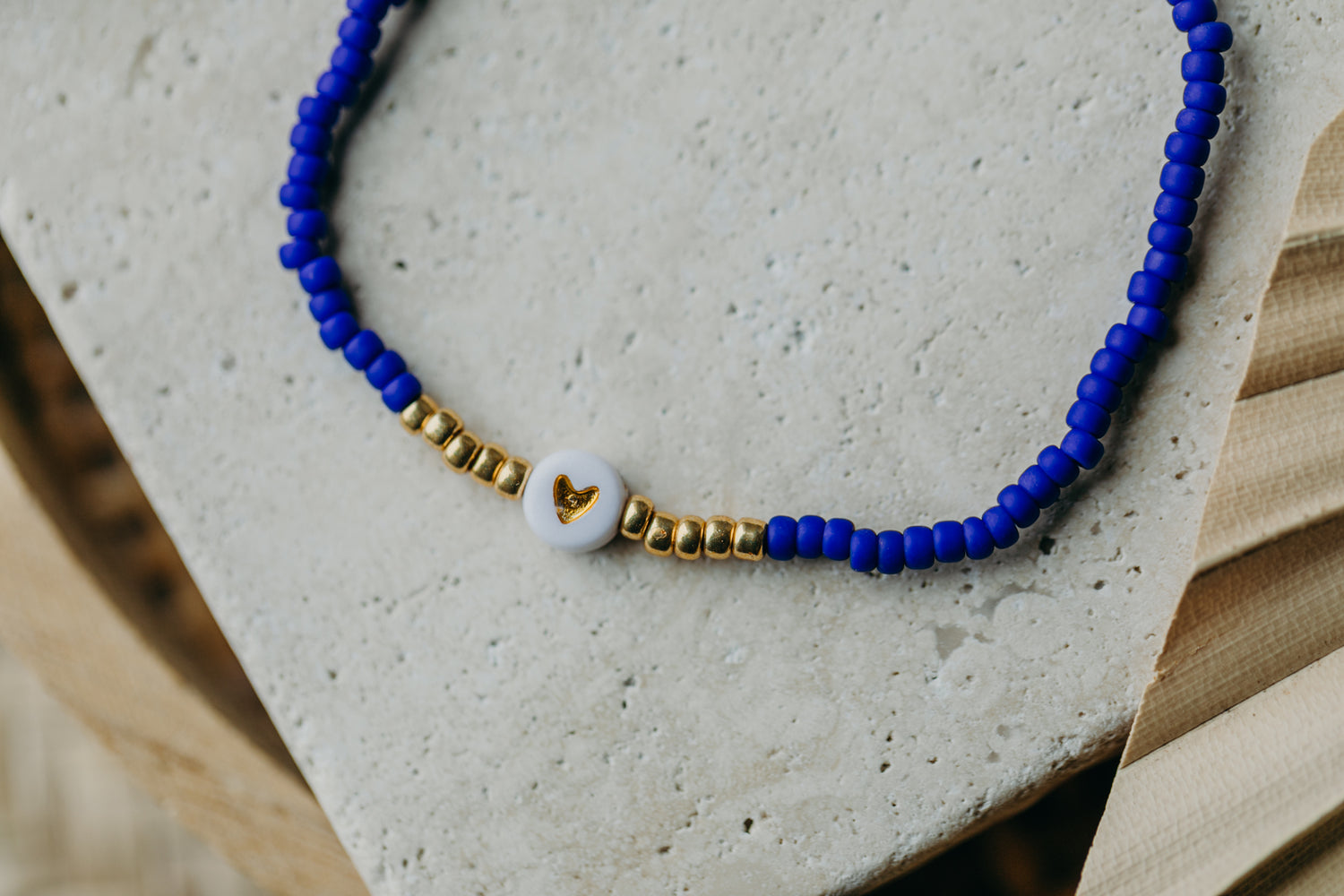 weiß-goldenes Herz Perlenarmband in kornblumenblau