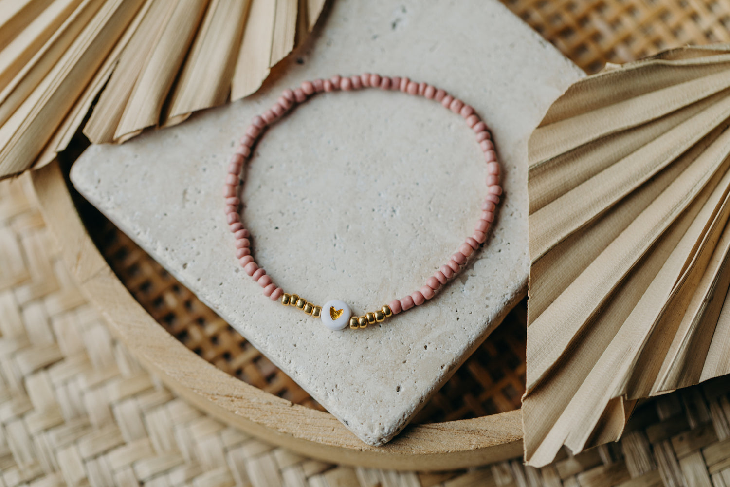 weiß-goldenes Herz Perlenarmband in Mauve