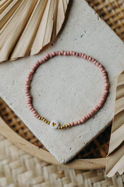 weiß-goldenes Herz Perlenarmband in Mauve