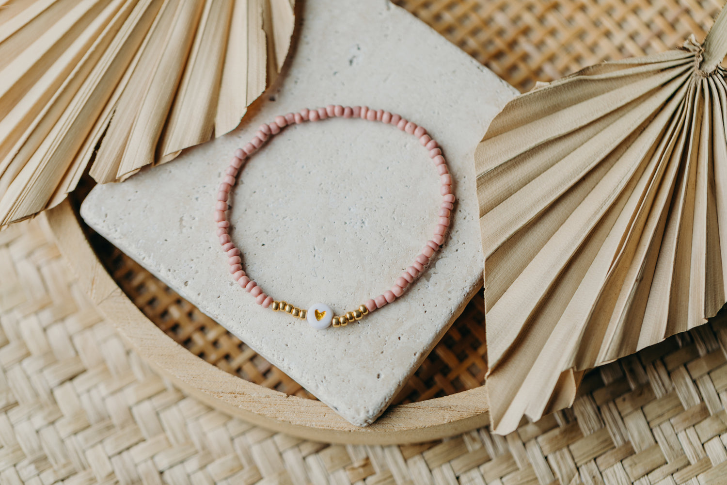 weiß-goldenes Herz Perlenarmband in Mauve