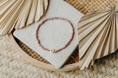 weiß-goldenes Herz Perlenarmband in Mauve