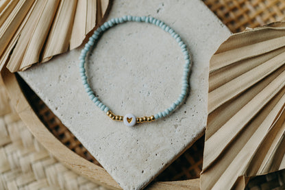 weiß-goldenes Herz Perlenarmband in Mint