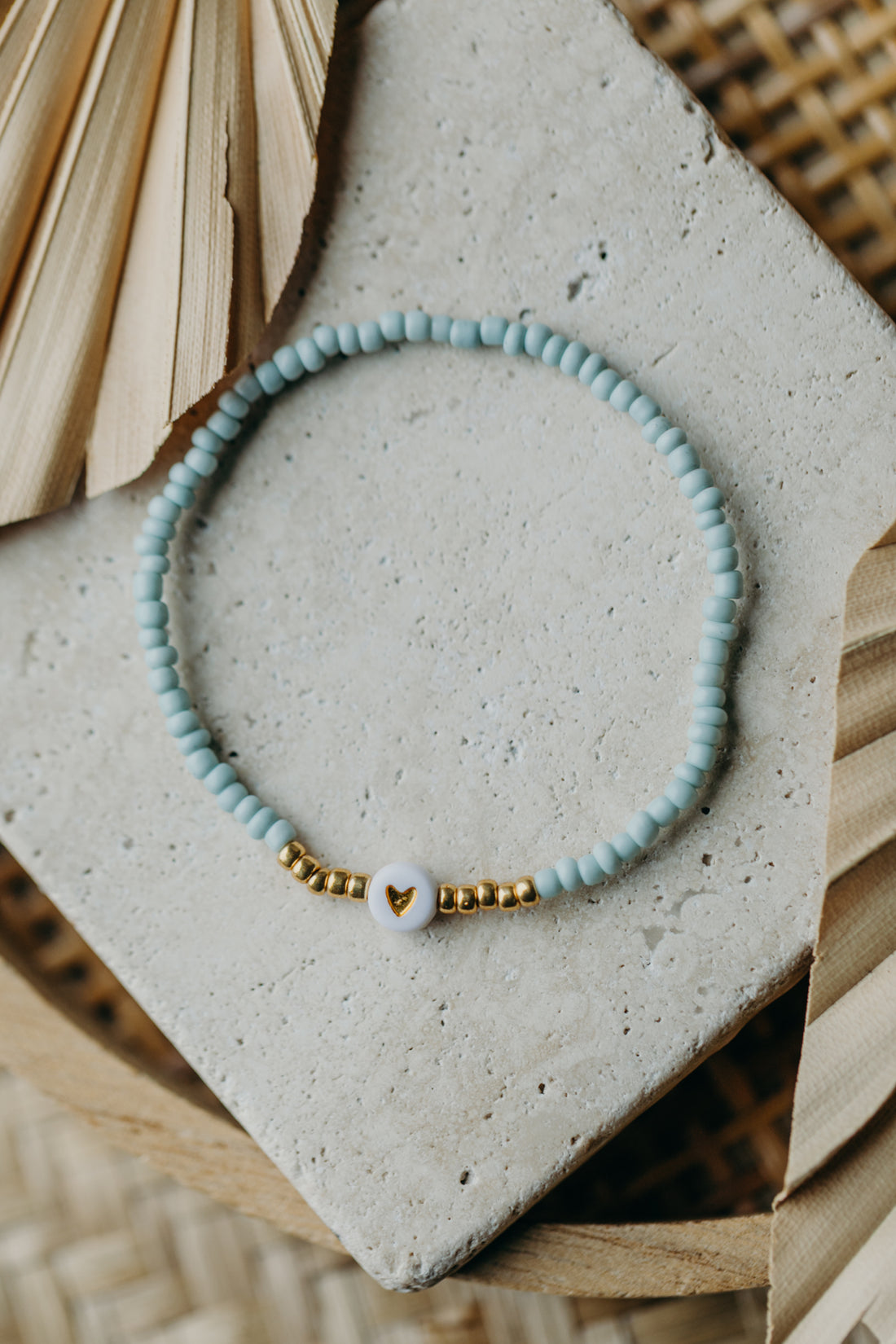 weiß-goldenes Herz Perlenarmband in Mint