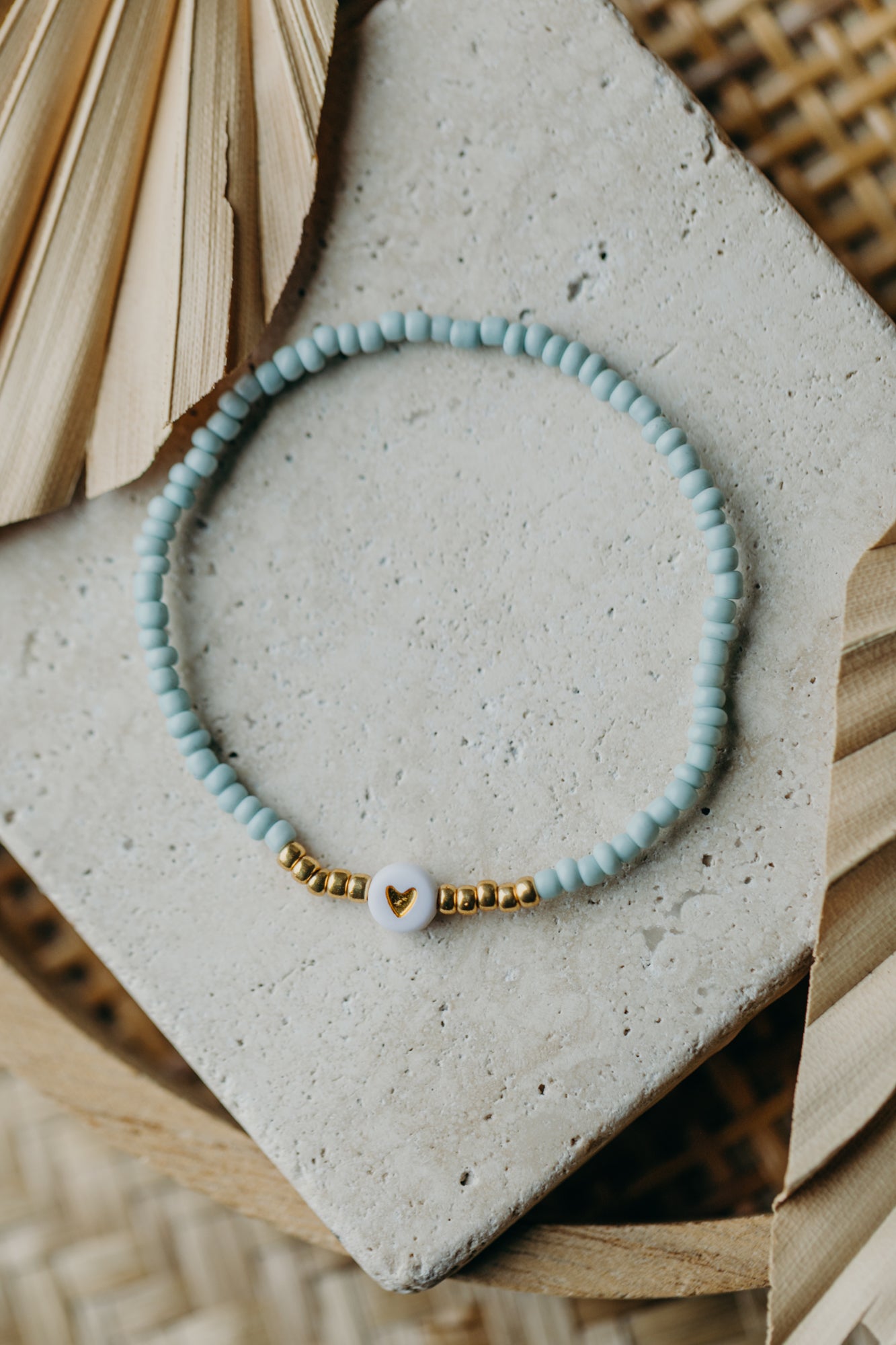 weiß-goldenes Herz Perlenarmband in Mint