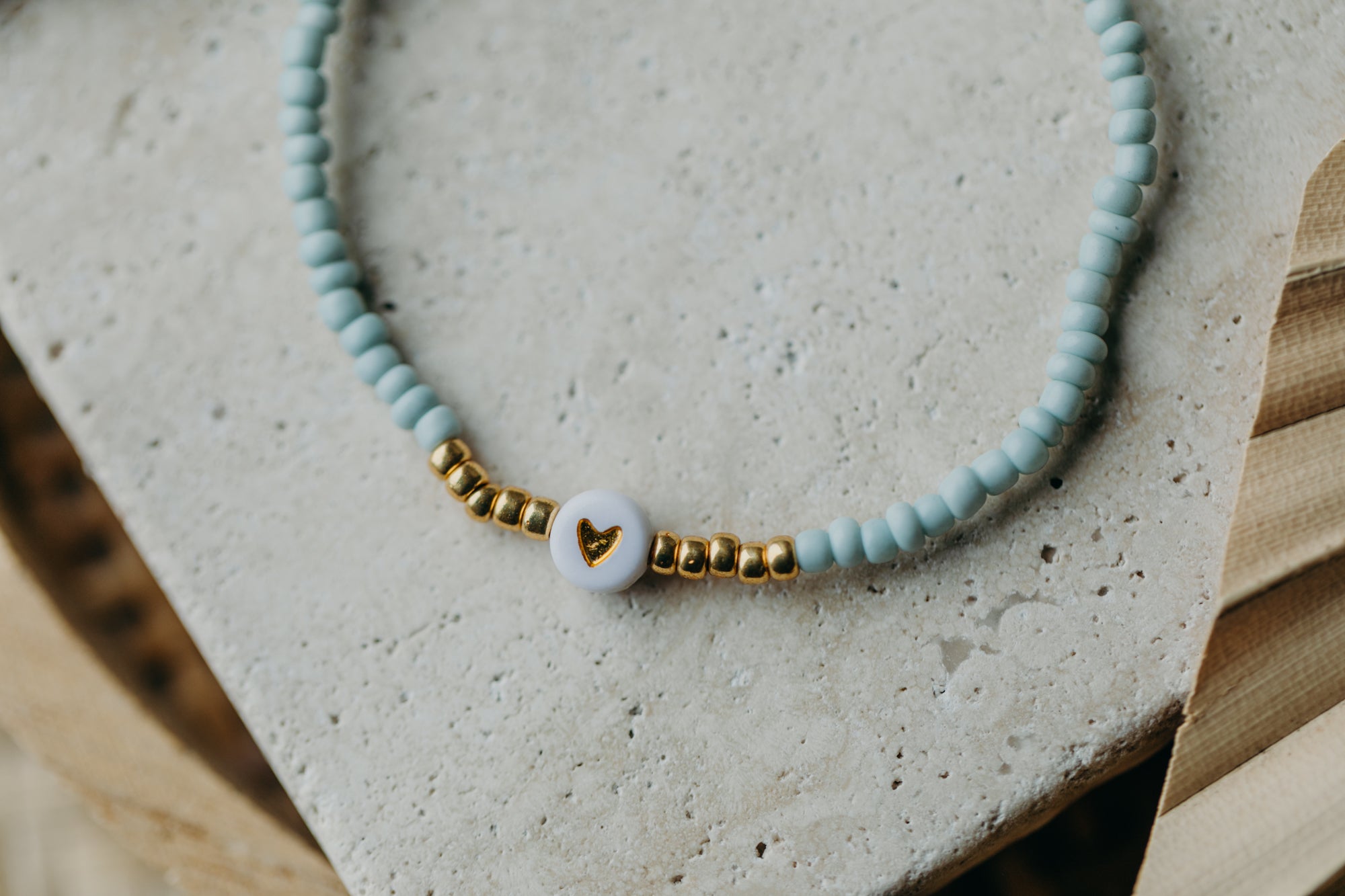weiß-goldenes Herz Perlenarmband in Mint
