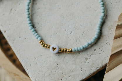 weiß-goldenes Herz Perlenarmband in Mint
