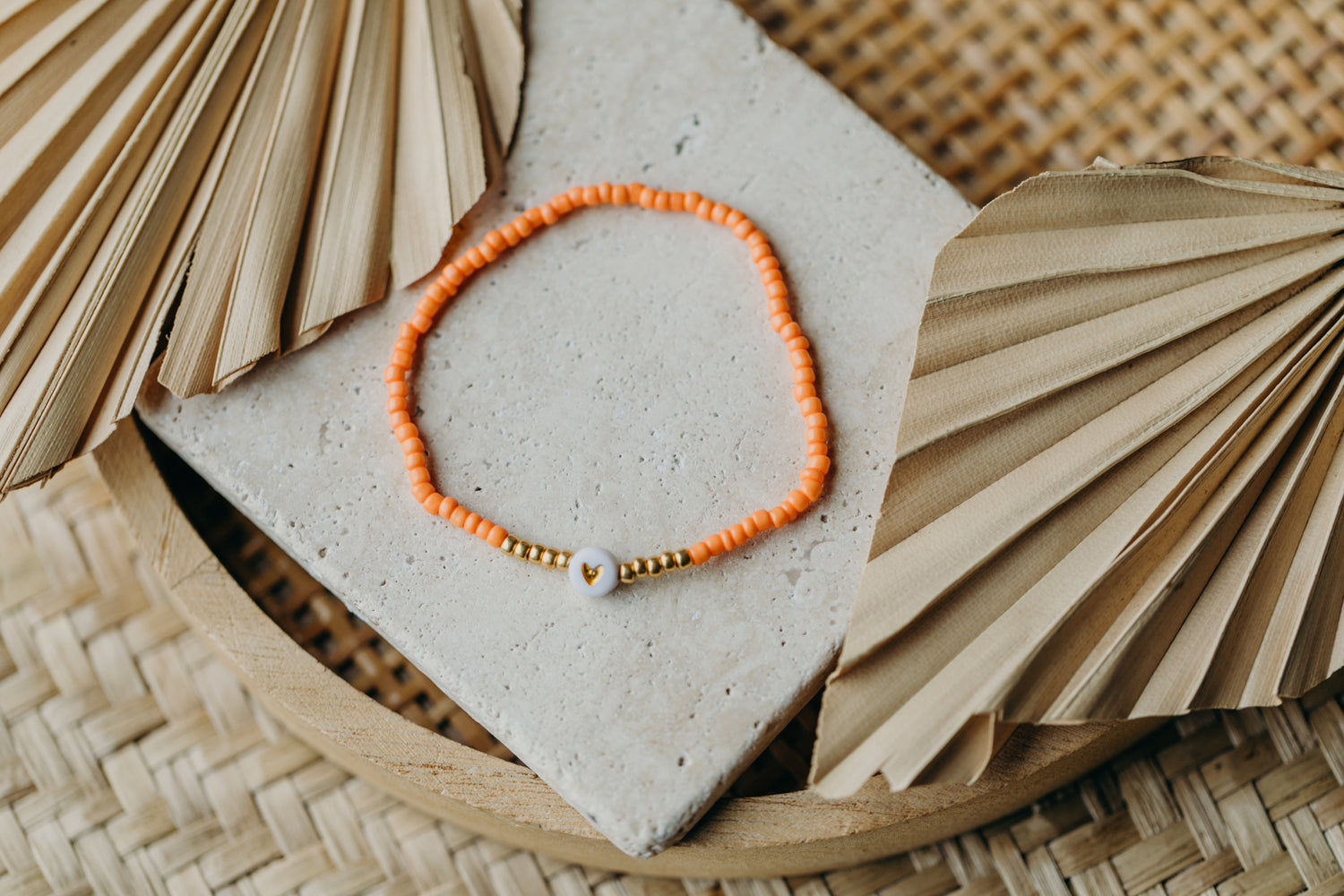weiß-goldenes Herz Perlenarmband in orange
