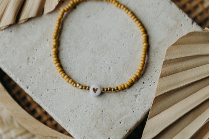 weiß-goldenes Herz Perlenarmband in senfgelb