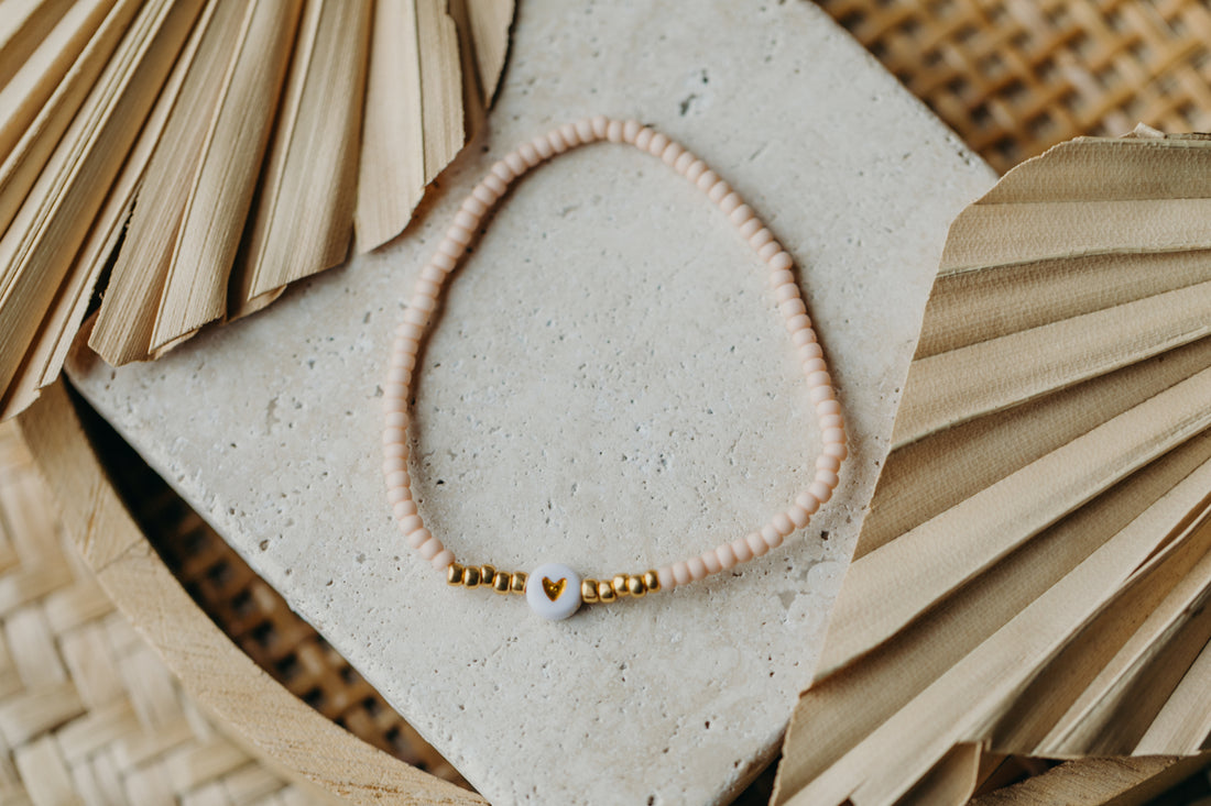 weiß-goldenes Herz Perlenarmband in apricot