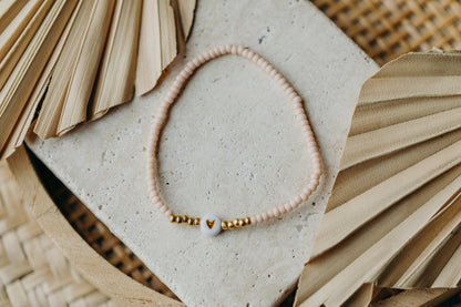 weiß-goldenes Herz Perlenarmband in apricot