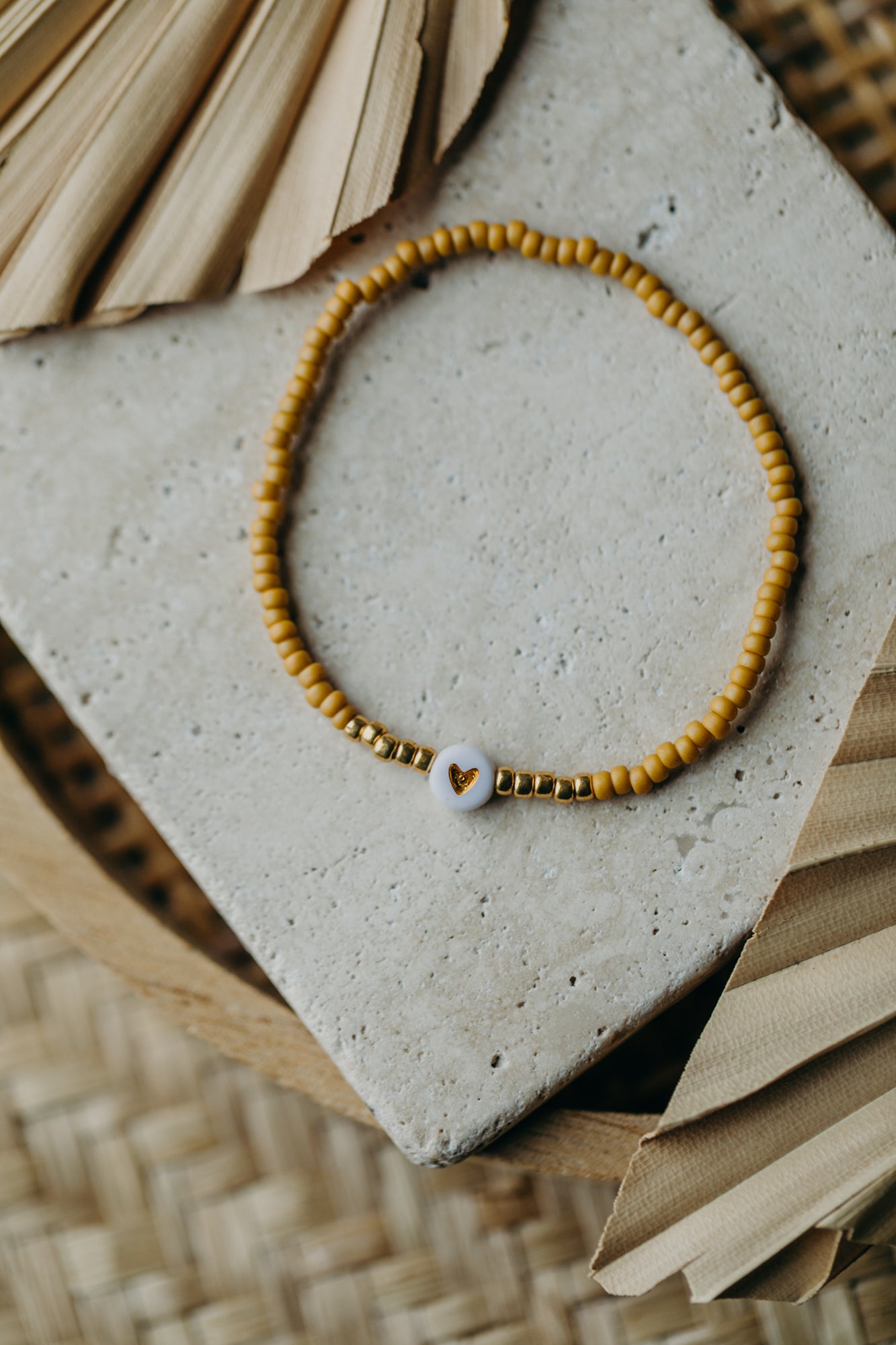 weiß-goldenes Herz Perlenarmband in senfgelb