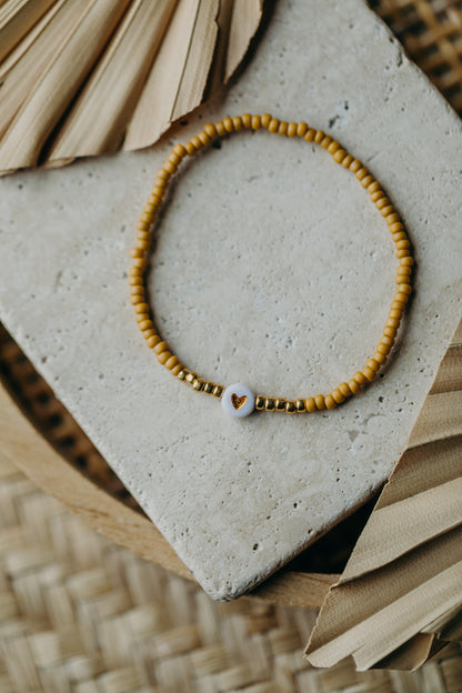 weiß-goldenes Herz Perlenarmband in senfgelb