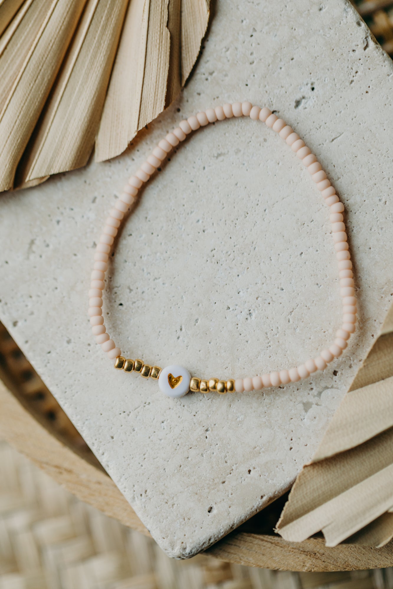weiß-goldenes Herz Perlenarmband in apricot