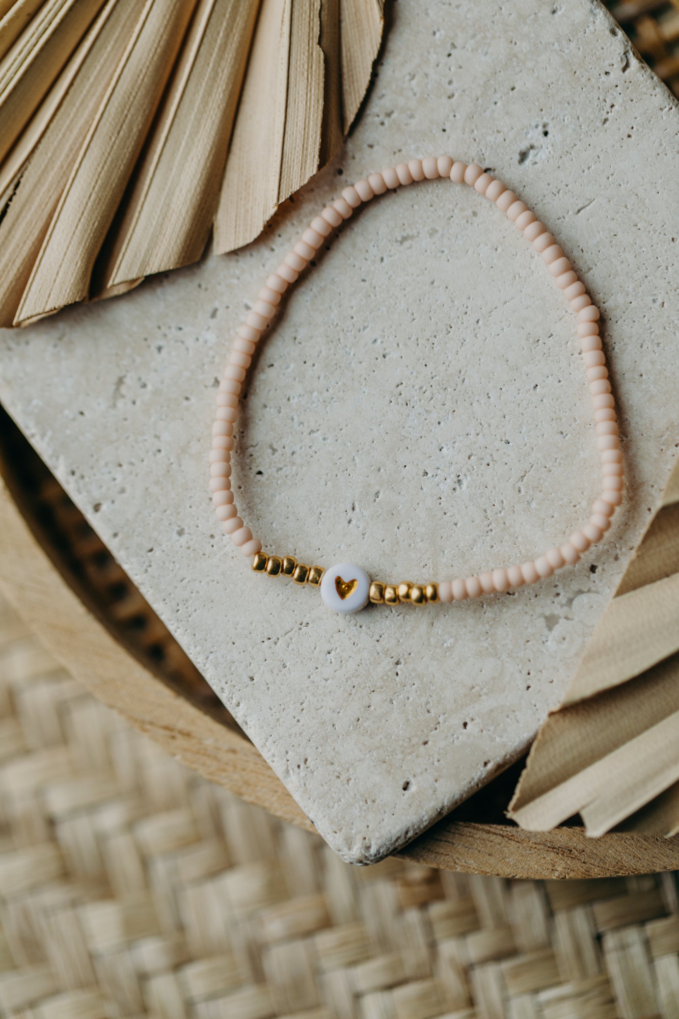 weiß-goldenes Herz Perlenarmband in apricot