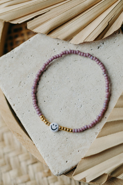 Smiley Perlenarmband in Flieder
