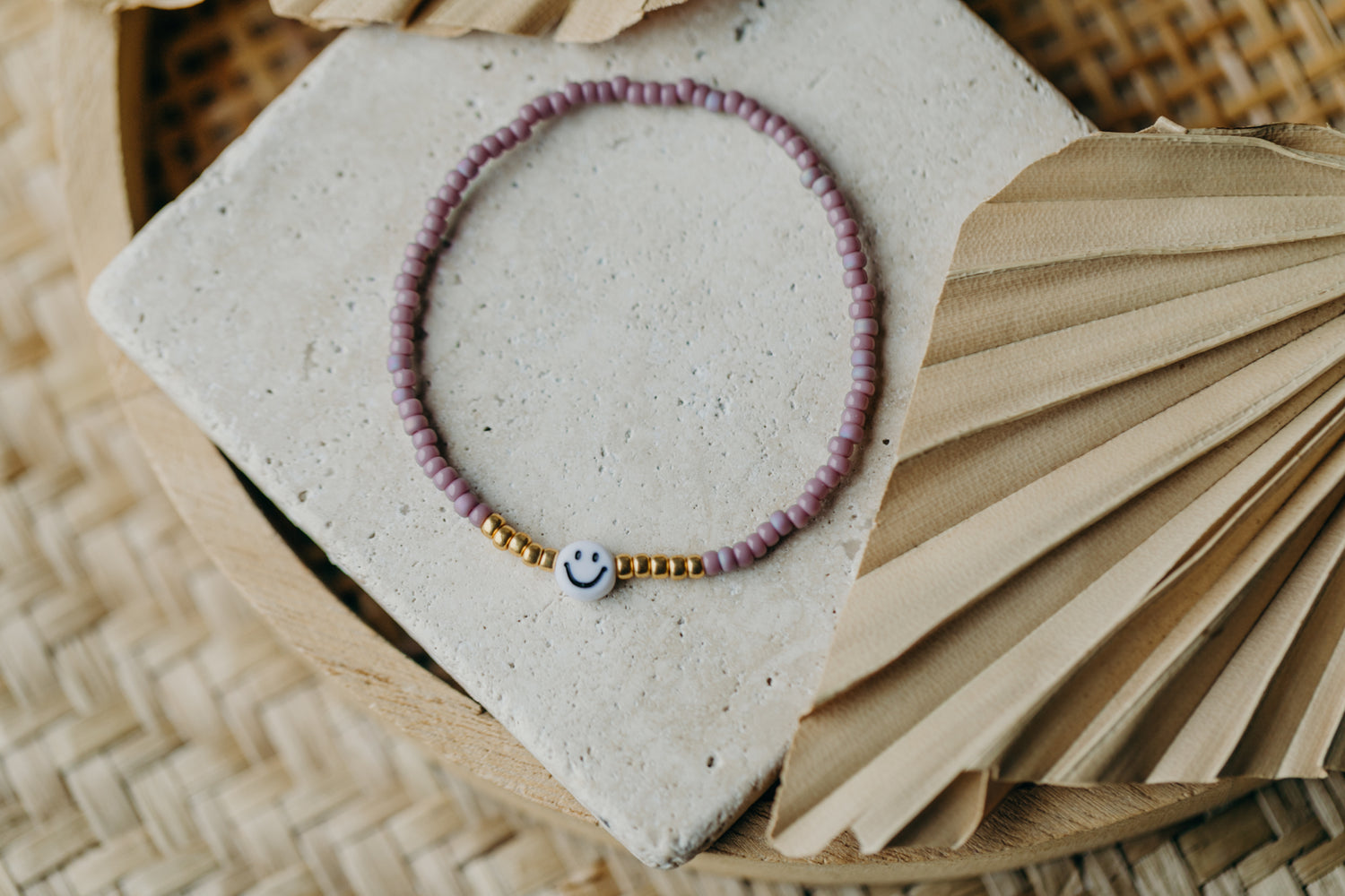 Smiley Perlenarmband in Flieder