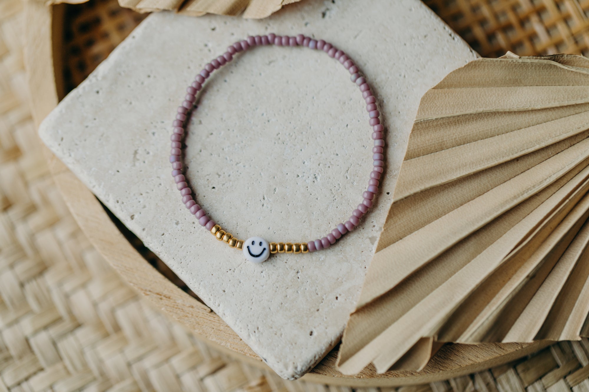 Smiley Perlenarmband in Flieder