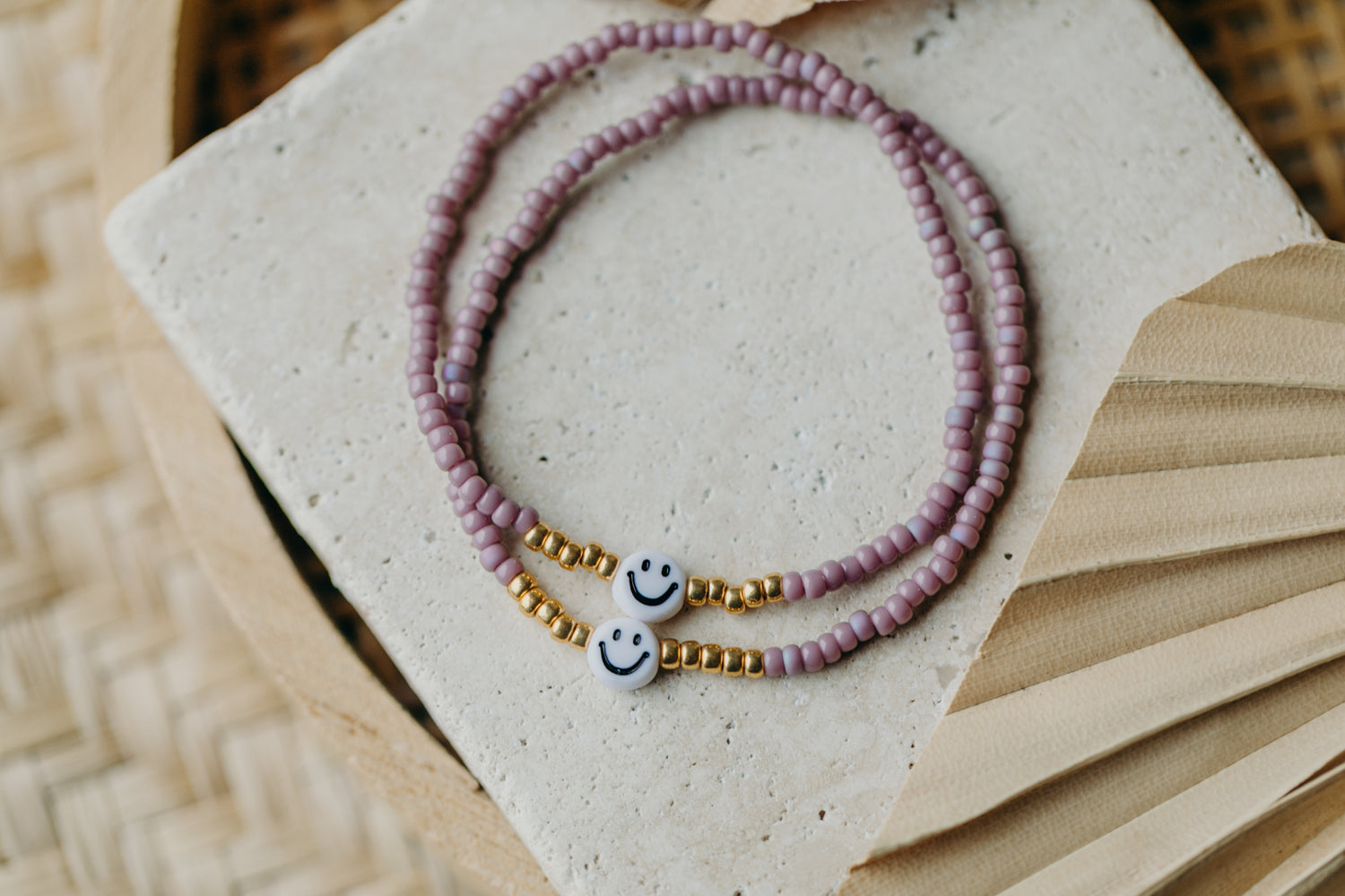 Smiley Perlenarmband in Flieder