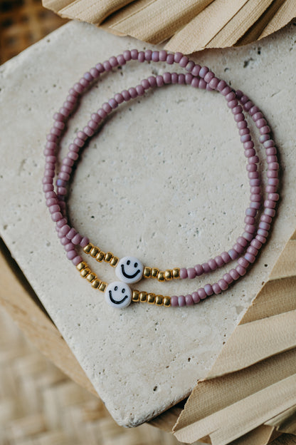 Smiley Perlenarmband in Flieder