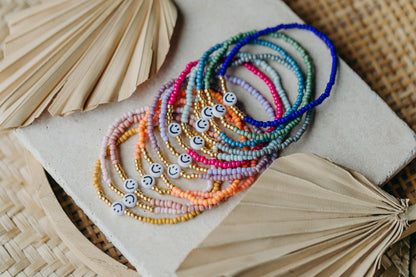 Smiley Perlenarmband in Flieder