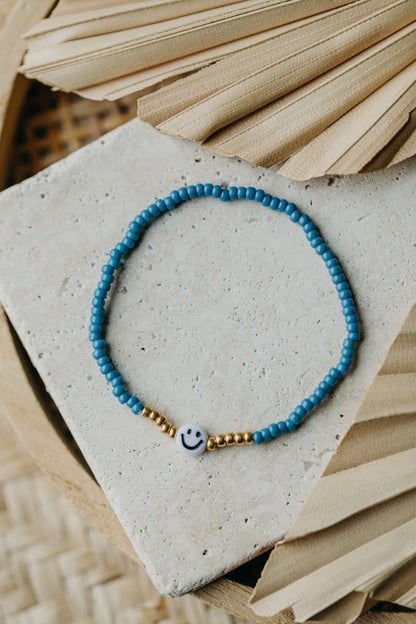 Smiley Perlenarmband in Hortensienblau