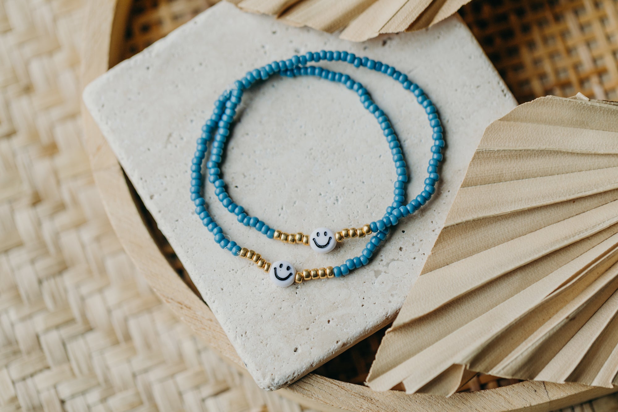 Smiley Perlenarmband in Hortensienblau