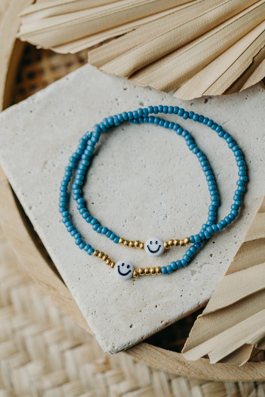 Smiley Perlenarmband in Hortensienblau