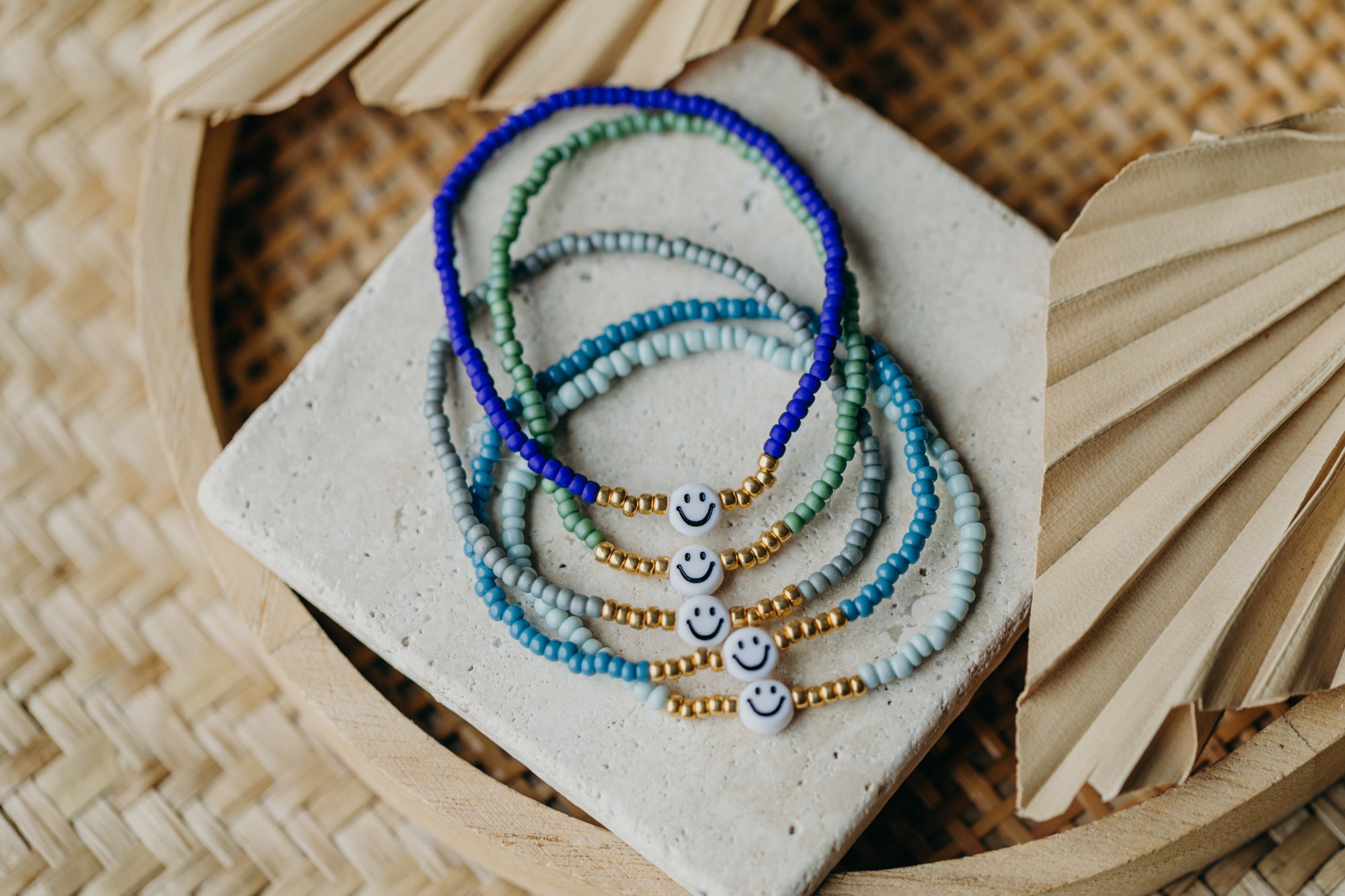 Smiley Perlenarmband in Kornblumenblau