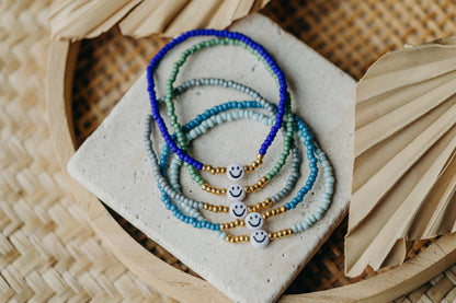 Smiley Perlenarmband in Kornblumenblau